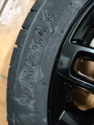 Llanta y neumático negro 19