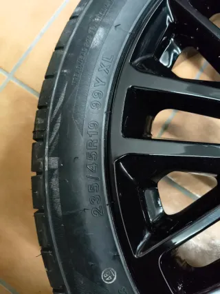 Llanta y neumático negro 19