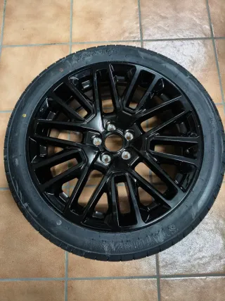 Llanta y neumático negro 19