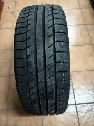 Llanta y neumático negro 19