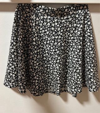 Faldas estampada floral y negra