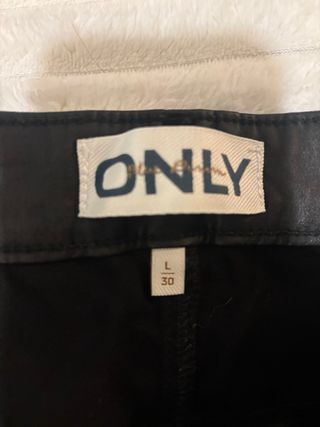 Pantalón ONLY efecto piel negro