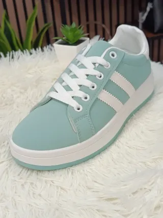 Zapatillas deportivas color verde azulado y blanco