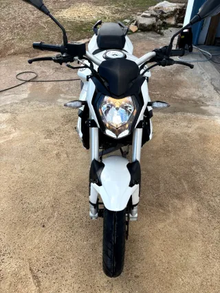 Benelli BN125 125cc Naked Blanca.
