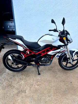 Benelli BN125 125cc Naked Blanca.