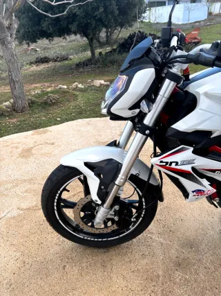 Benelli BN125 125cc Naked Blanca.