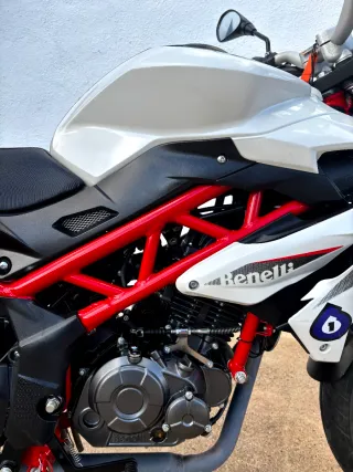 Benelli BN125 125cc Naked Blanca.