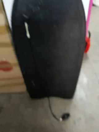 Trineo de nieve rojo y regalo tabla surf