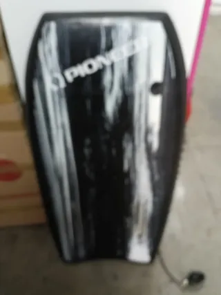 Trineo de nieve rojo y regalo tabla surf