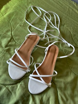Sandalias blancas atadas largas