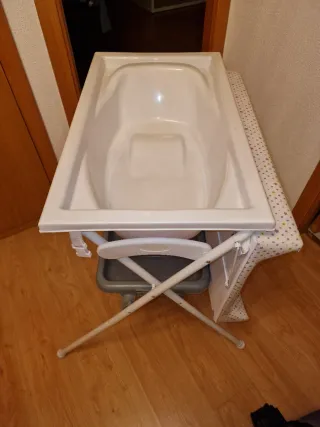 Cambiador de bebé con bañera.  Plegable.