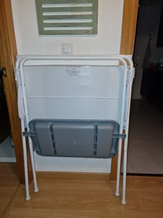 Cambiador de bebé con bañera.  Plegable.