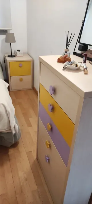Cajoneras habitación morado y amarillo