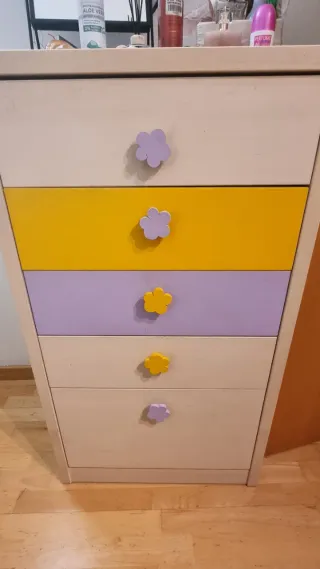 Cajoneras habitación morado y amarillo