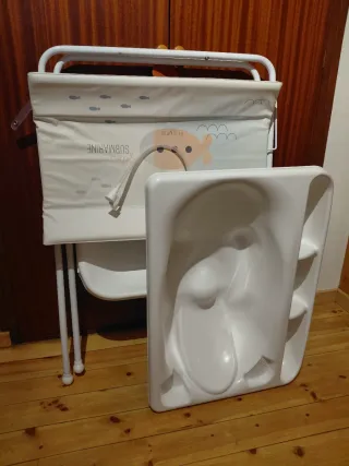 Cambiador de bebé con bañera