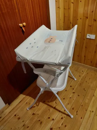 Cambiador de bebé con bañera