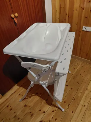 Cambiador de bebé con bañera