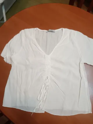 Camisa blanca con cordones