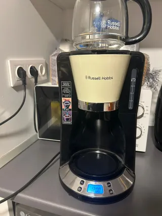 Cafetera Russell Hobbs Negra y Crema