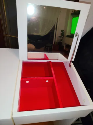 Mesa tocador blanca con joyero