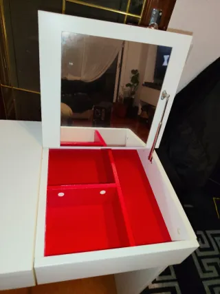 Mesa tocador blanca con joyero