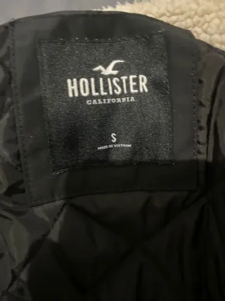 Chaqueta Hollister Negra con Cuello Beige Talla S