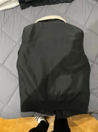 Chaqueta Hollister Negra con Cuello Beige Talla S