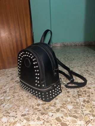 Bolso mochila negro con tachuelas plateadas