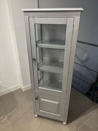 Vitrina de baño plateada con puerta de cristal