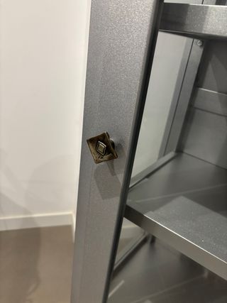 Vitrina de baño plateada con puerta de cristal