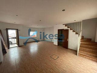 Casa adosada en venta en Umbrete