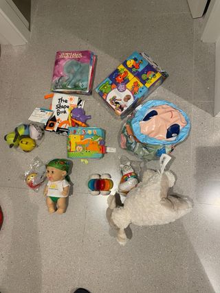 Consegna di giocattoli per neonati nuovi