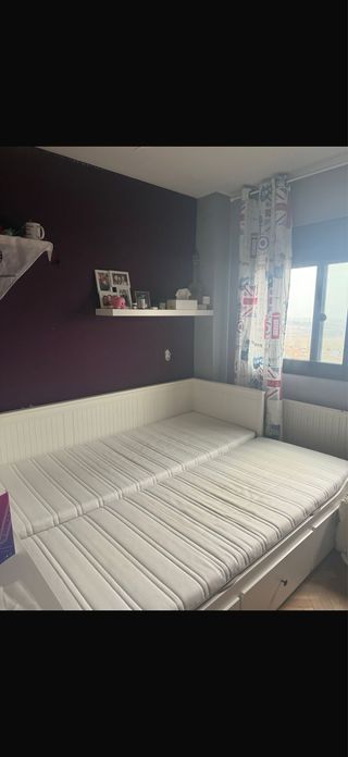 Cama blanca con cajones y dos colchones