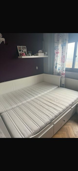 Cama blanca con cajones y dos colchones
