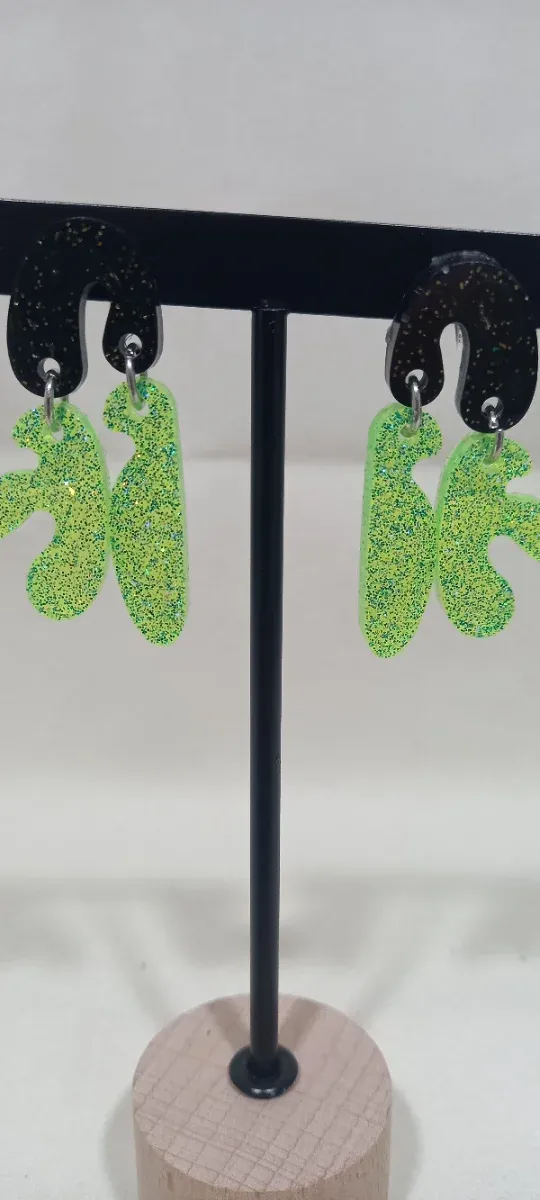 Pendientes artesanales negros y verdes