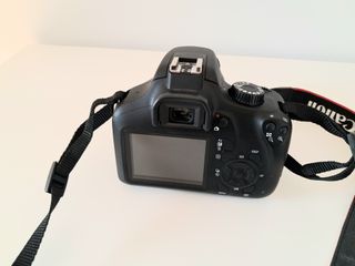 Cámara Canon EOS 4000D con objetivo del kit