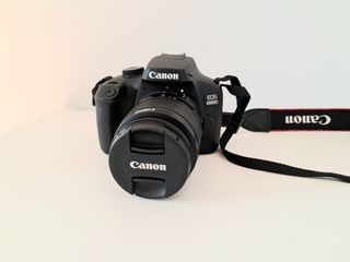 Cámara Canon EOS 4000D con objetivo del kit