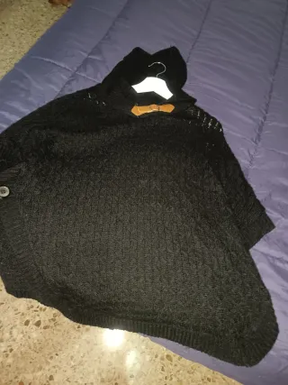 Poncho negro con capucha y detalle hebilla