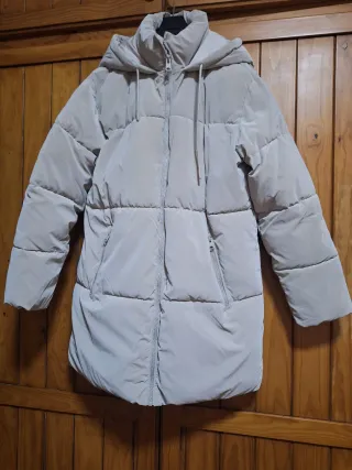 Abrigo acolchado beige con capucha