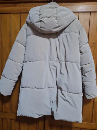 Abrigo acolchado beige con capucha