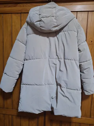 Abrigo acolchado beige con capucha