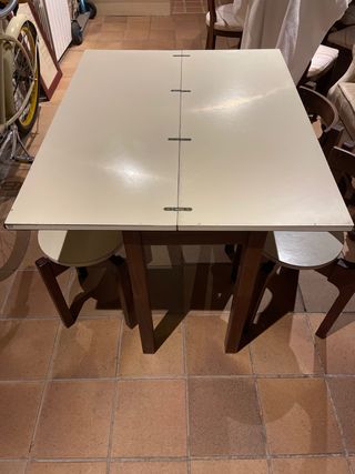 Mesa de cocina y 4 taburetes