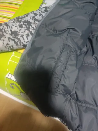 Chaqueta plumífero chico gris y negro. Reversible