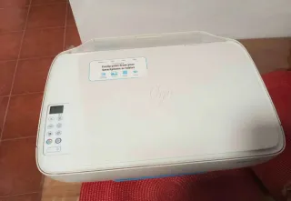 Impresora HP blanca a falta de tinta