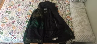 Confezione di cappotti e felpe usate