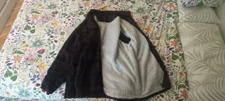 Confezione di cappotti e felpe usate