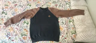 Confezione di cappotti e felpe usate