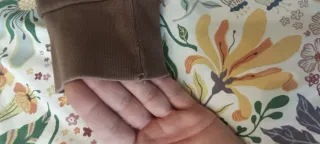 Confezione di cappotti e felpe usate