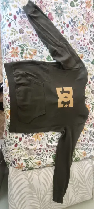 Confezione di cappotti e felpe usate