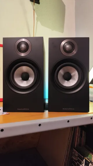 Altavoces Bowers & Wilkins 607 Negros